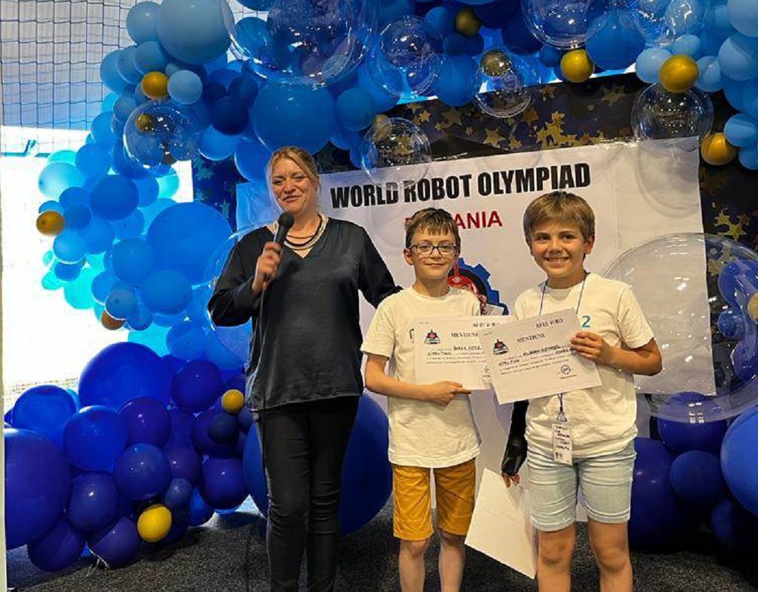 victor și alexandru de la școala finlandeză din sibiu, premiați la o competiție națională de robotică