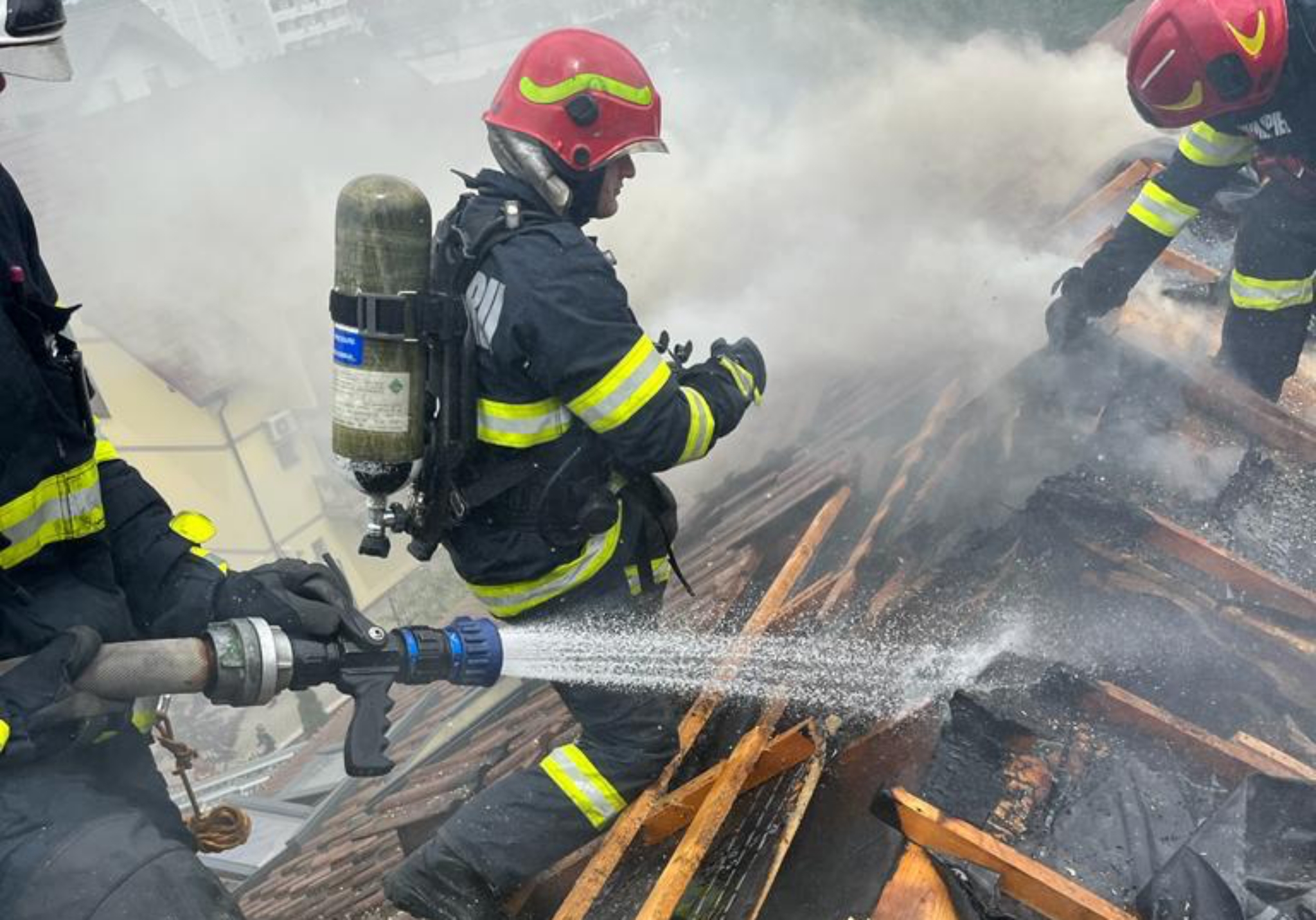 locuință cuprinsă de flăcări lângă pădurea dumbrava din sibiu - zece oameni evacuați