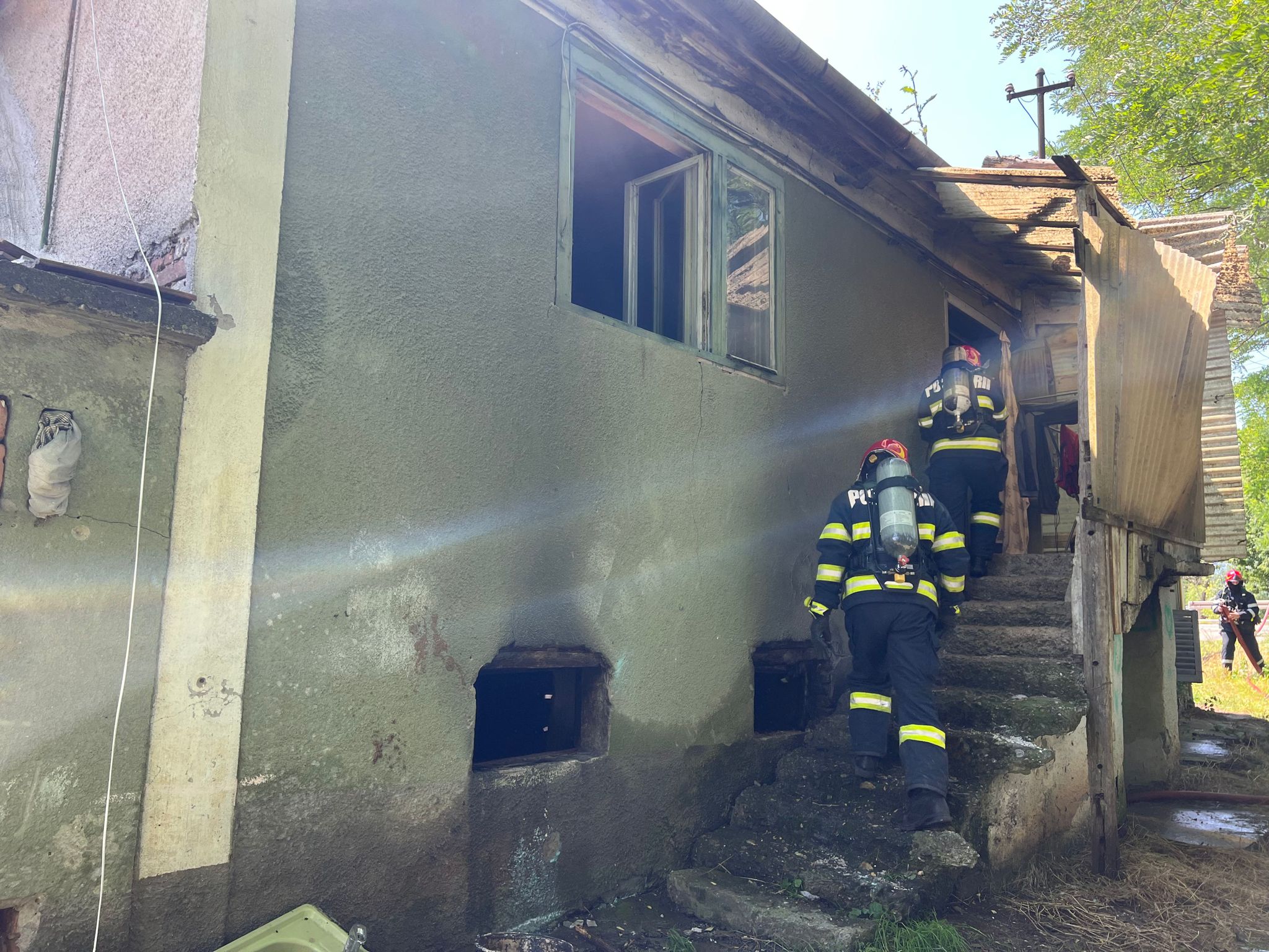 update foto: o casă a luat foc la slimnic din cauza unei țigări