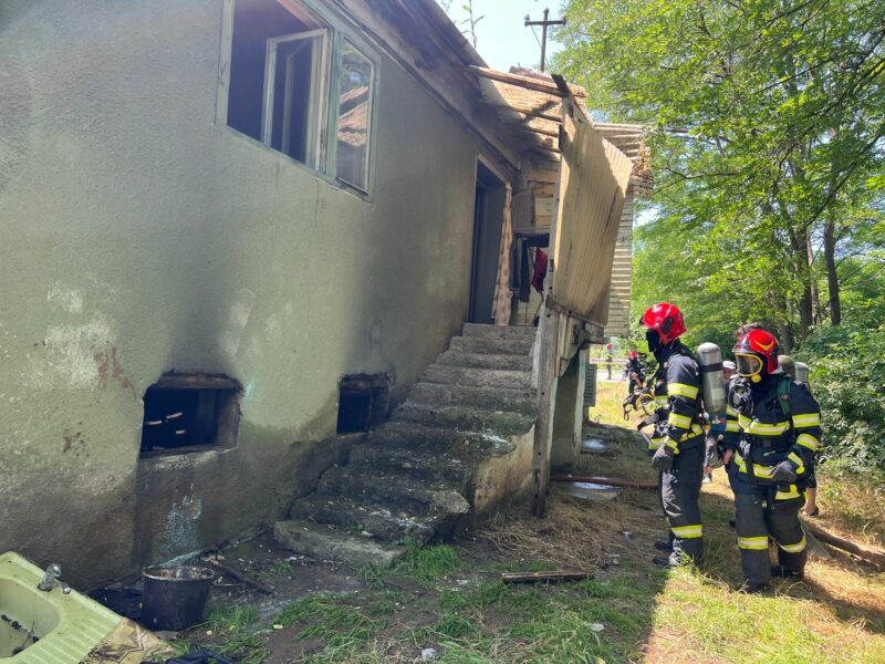 update foto: o casă a luat foc la slimnic din cauza unei țigări