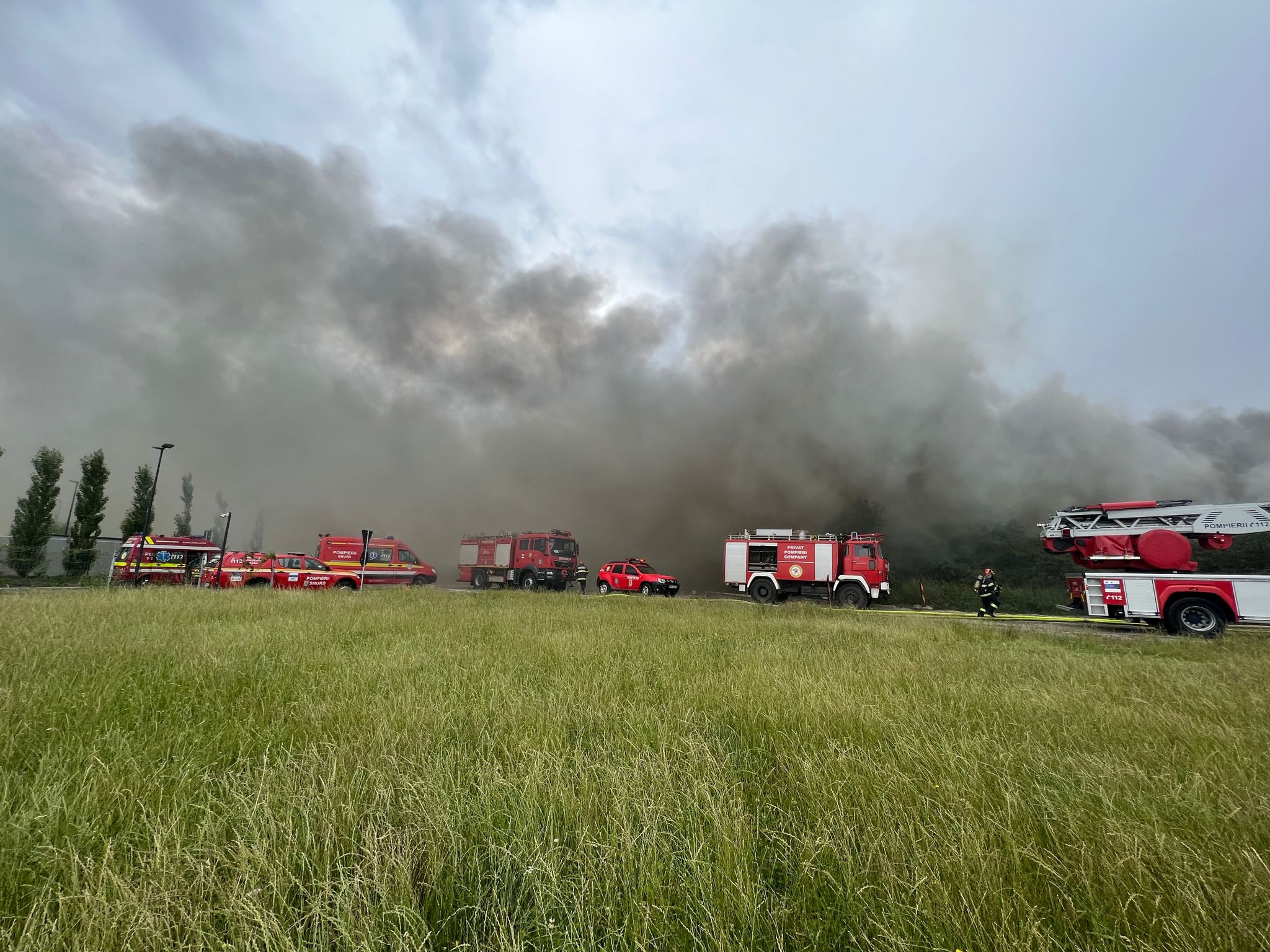 VIDEO FOTO: Incendiu puternic la o hală de deșeuri din Sibiu - Fumul negru și gros se vede în tot orașul