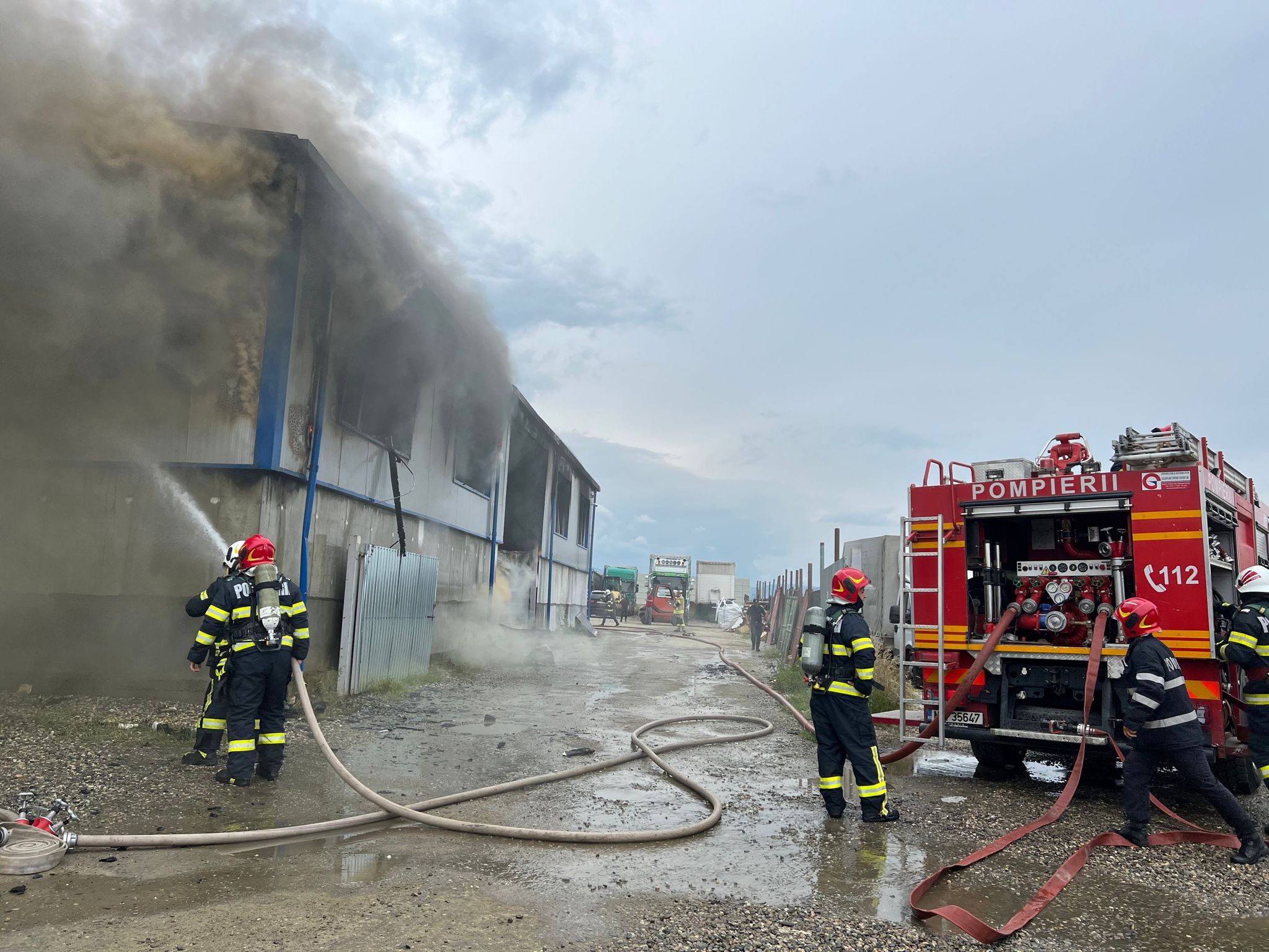 VIDEO FOTO: Incendiu puternic la o hală de deșeuri din Sibiu - Fumul negru și gros se vede în tot orașul