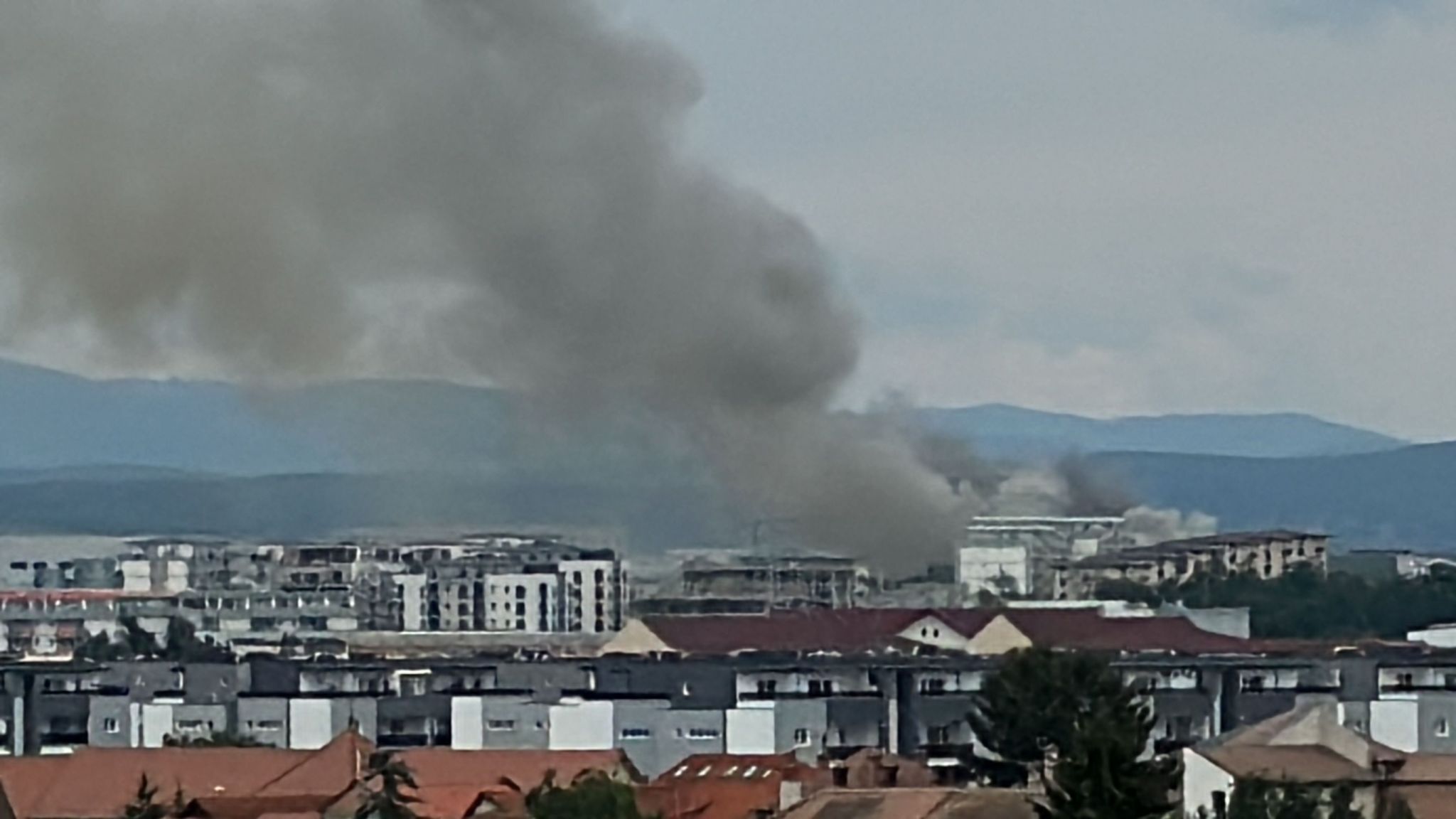 VIDEO FOTO: Incendiu puternic la o hală de deșeuri din Sibiu - Fumul negru și gros se vede în tot orașul