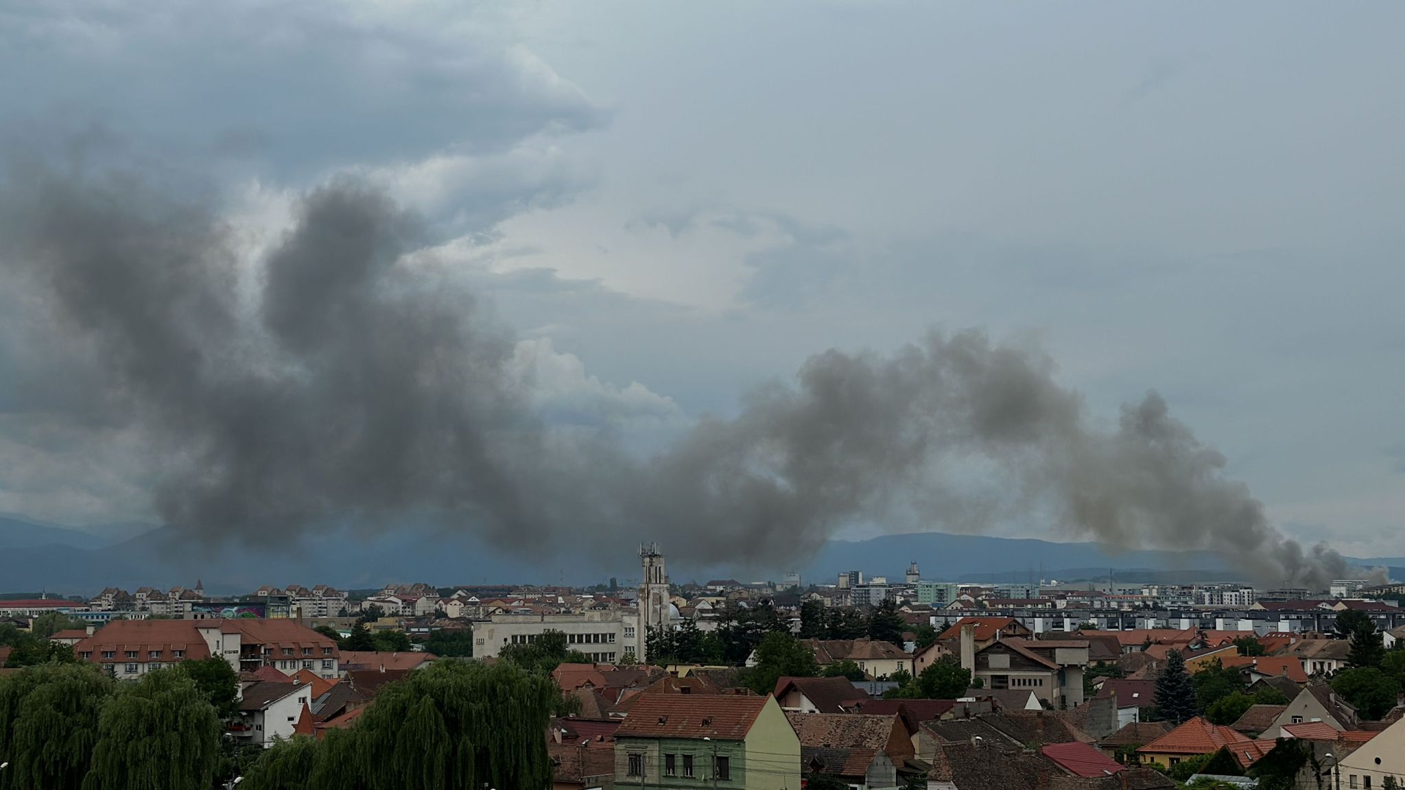 VIDEO FOTO: Incendiu puternic la o hală de deșeuri din Sibiu - Fumul negru și gros se vede în tot orașul