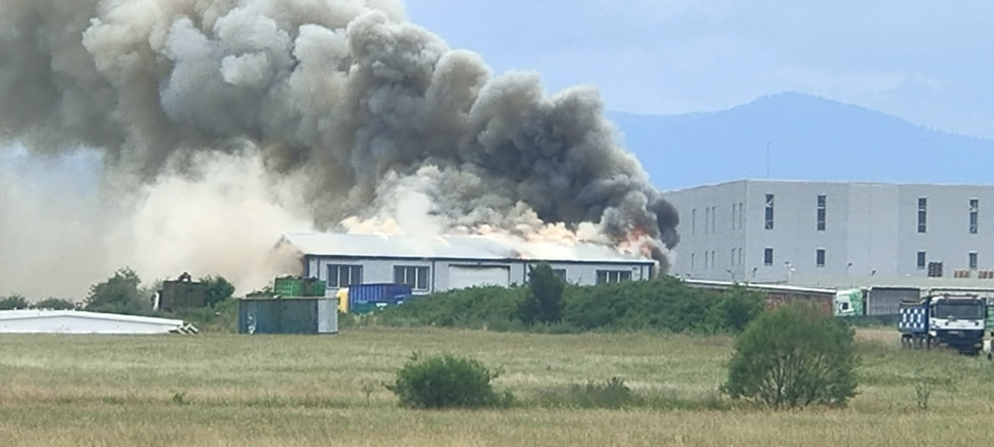 VIDEO FOTO: Incendiu puternic la o hală de deșeuri din Sibiu - Fumul negru și gros se vede în tot orașul