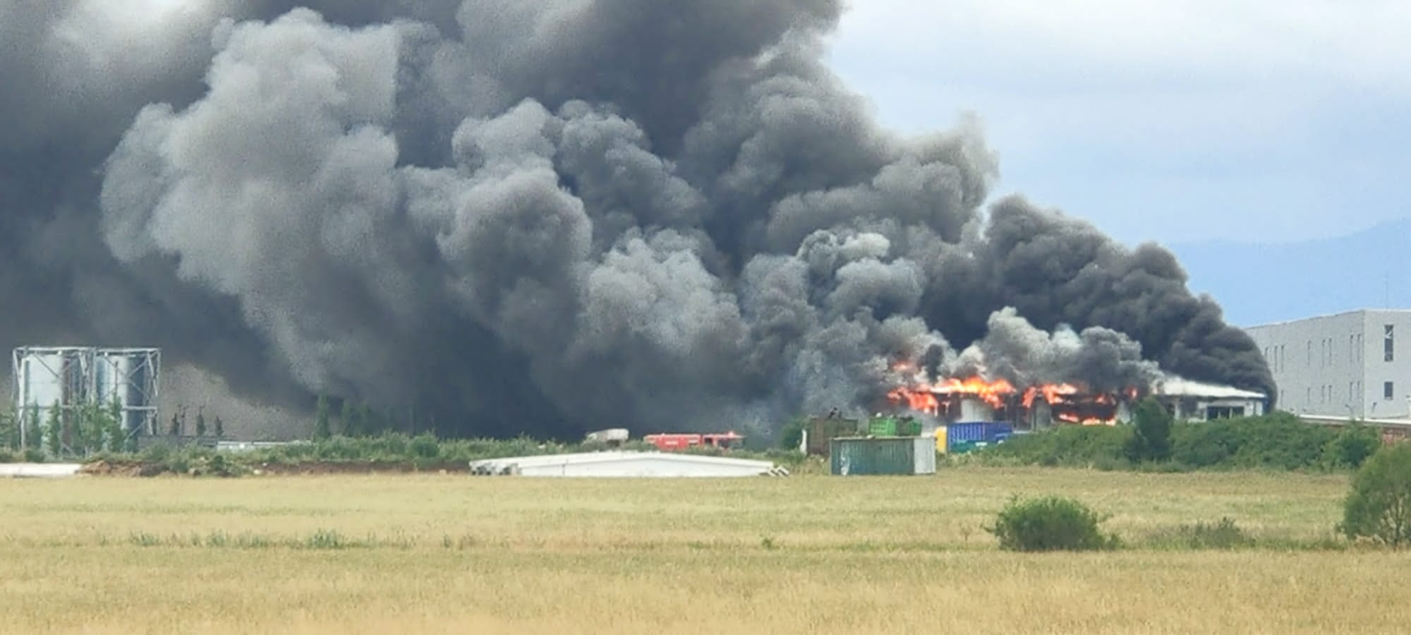 VIDEO FOTO: Incendiu puternic la o hală de deșeuri din Sibiu - Fumul negru și gros se vede în tot orașul