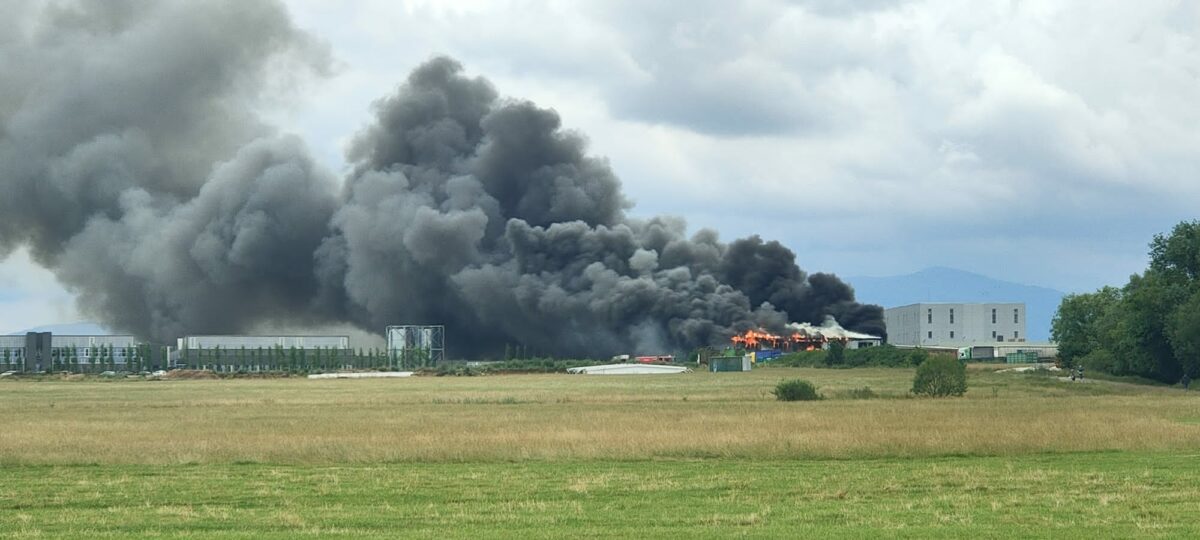 VIDEO FOTO: Incendiu puternic la o hală de deșeuri din Sibiu - Fumul negru și gros se vede în tot orașul