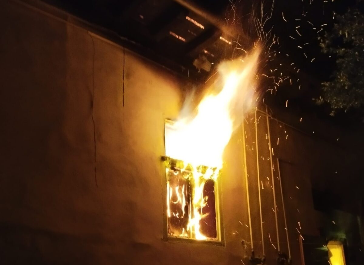 casă în flăcări la mediaș din cauza unei lumânări - vecinii au fost evacuați