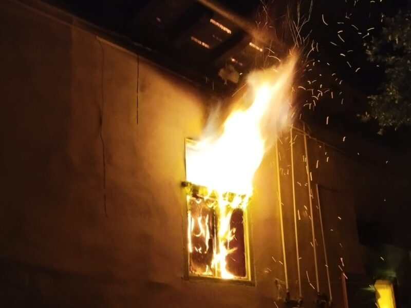 casă în flăcări la mediaș din cauza unei lumânări - vecinii au fost evacuați
