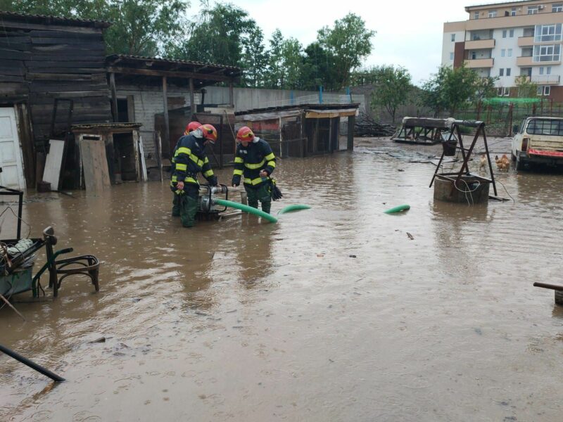 foto peste 20 de gospodării și pivnițe din sibiu, inundate după aversele de duminică - pompierii au intervenit cu motopompe și autospeciale