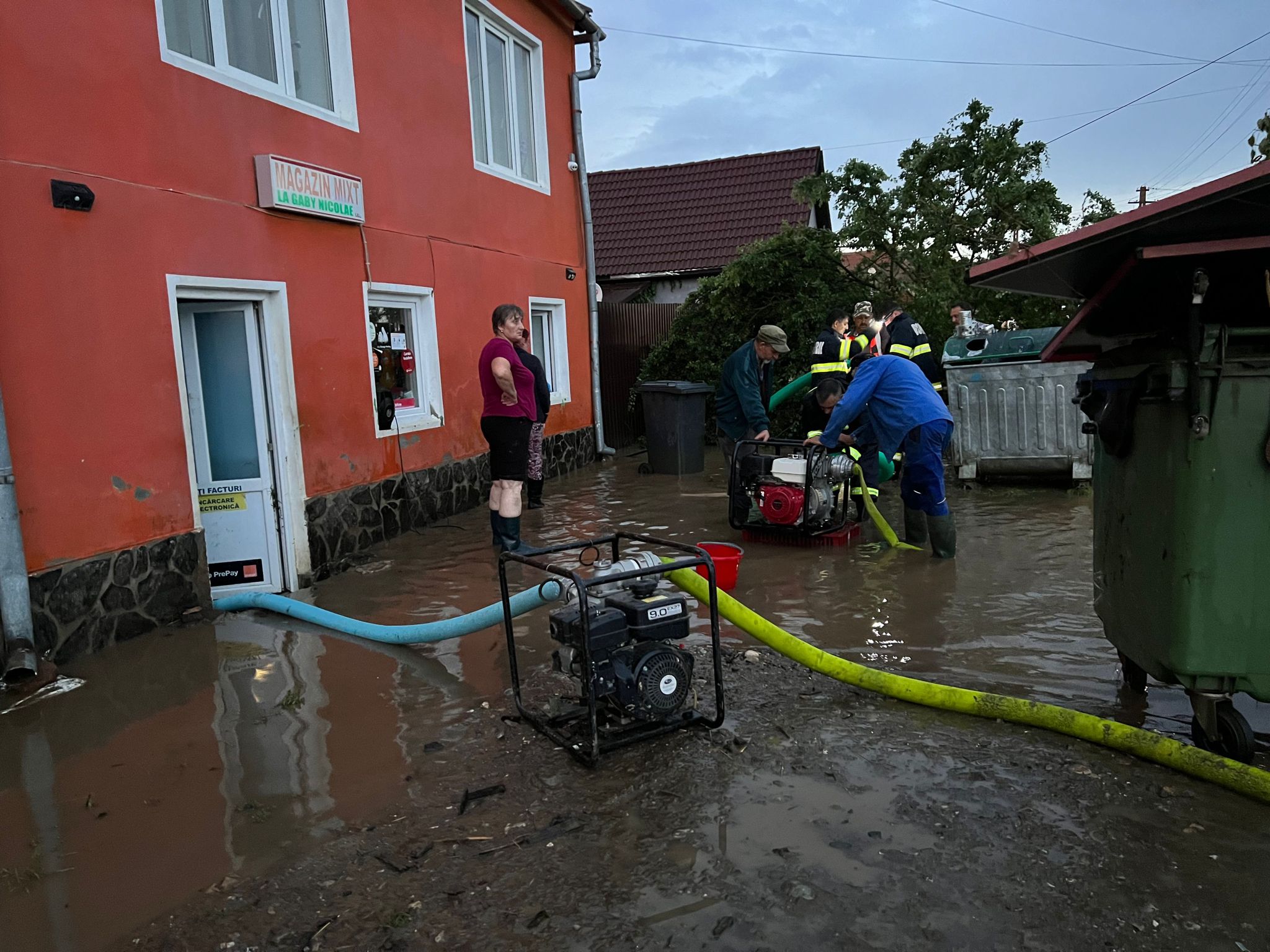 foto: zeci de gospodării afectate de inundații în județul sibiu