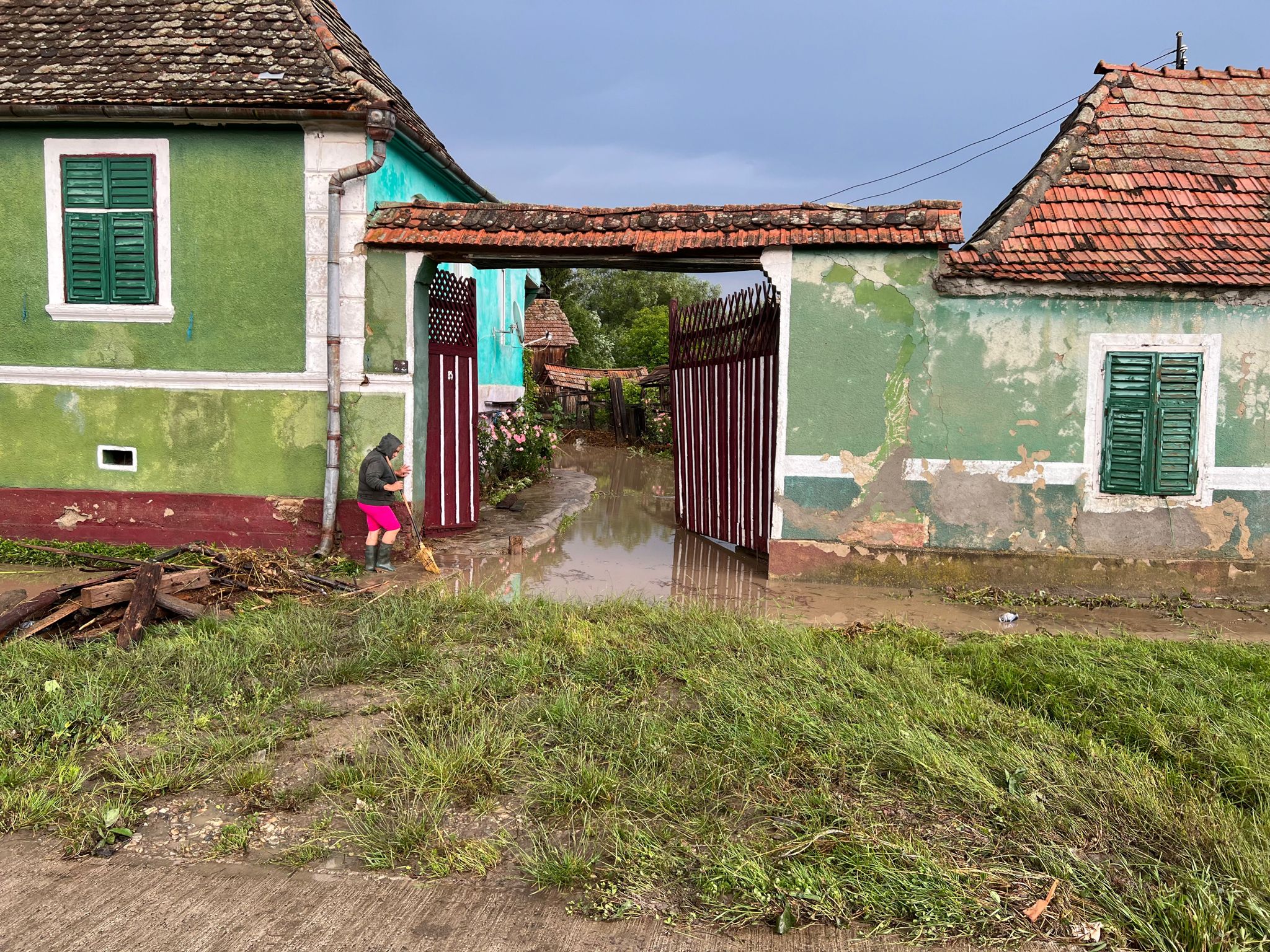 foto: zeci de gospodării afectate de inundații în județul sibiu