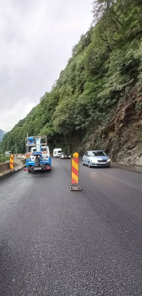 FOTO Lucrările de la Boița avansează - Au fost montați stâlpi parapet și cabluri electrice