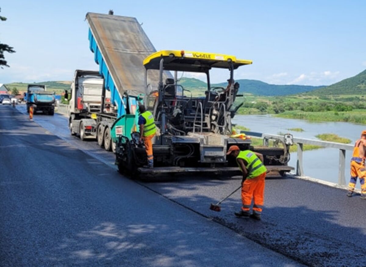 foto: gata cu restricțiile în trafic pe valea oltului la boița - lucrările se reiau la toamnă