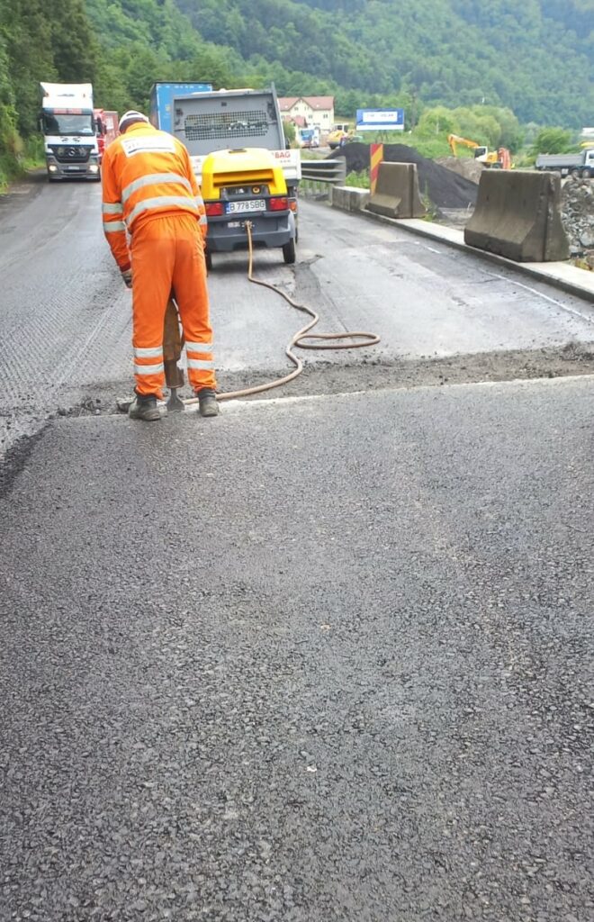 FOTO Lucrările de la Boița avansează - Au fost montați stâlpi parapet și cabluri electrice