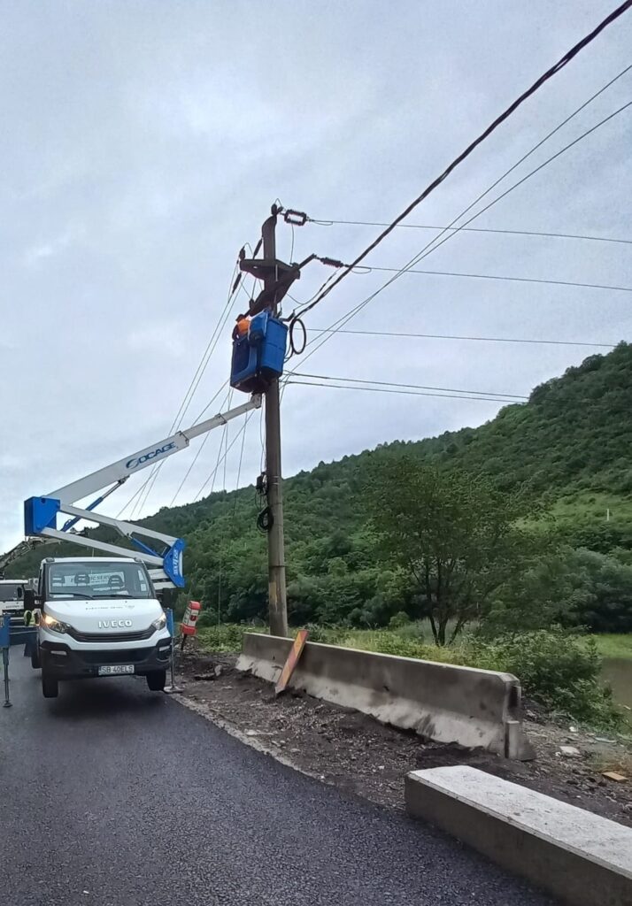 FOTO Lucrările de la Boița avansează - Au fost montați stâlpi parapet și cabluri electrice