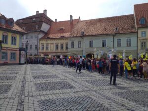 update foto: peste 1.000 de profesori protestează în piața mare - „copiii sunt cei care vor plăti”