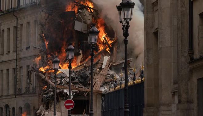 video explozie urmată de incendiu la o clădire din paris - mai mulți oameni sunt răniți