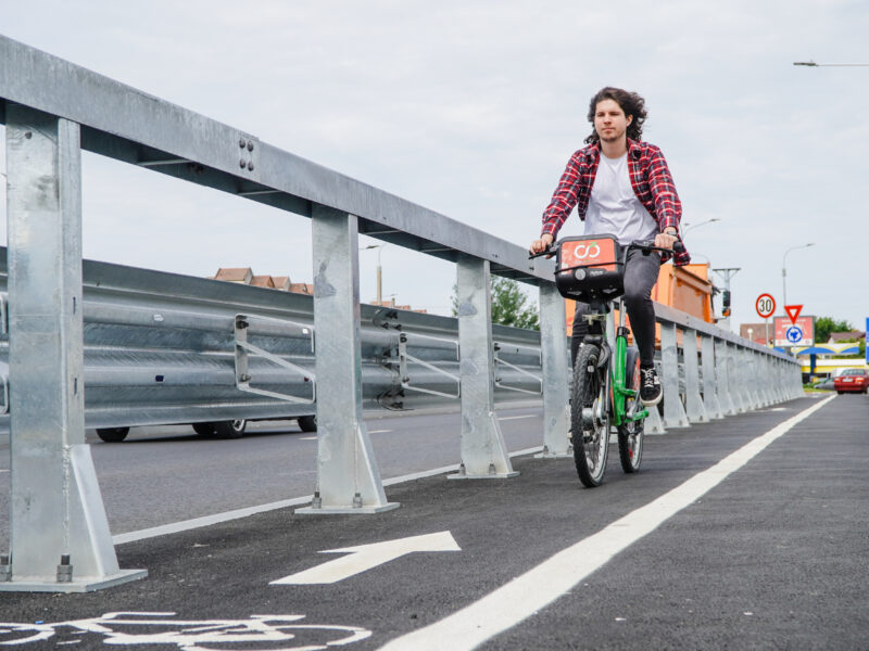 video pista de biciclete de pe podul de pe șoseaua alba iulia, prea îngustă - „e făcută doar ca să fie la număr”
