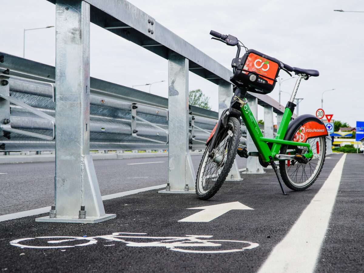 reacția primăriei referitoare la pista de biciclete de pe podul de pe șoseaua alba iulia - „respectă standardele tehnice”