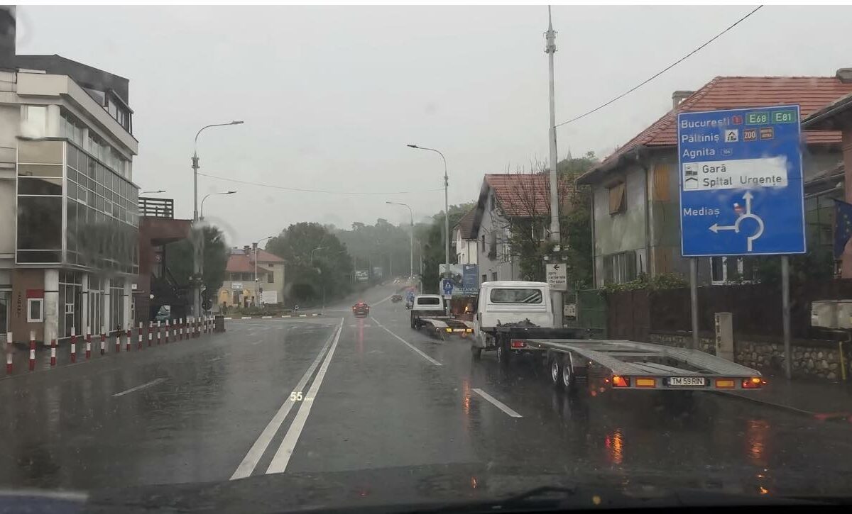 VIDEO Ploaie torențială la Sibiu - Rigolele fac cu greu față cantității mari de apă