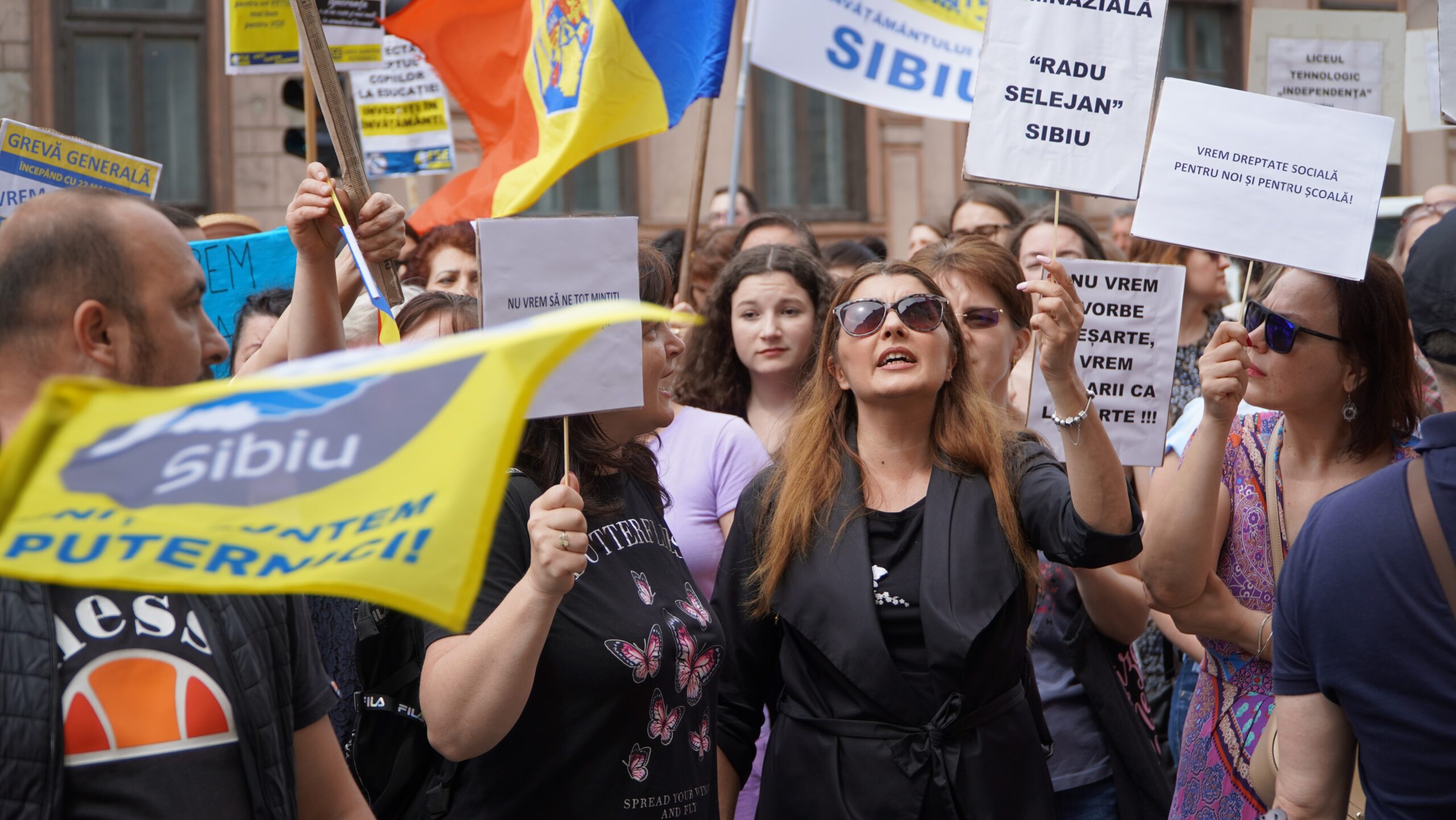 update foto: peste 1.000 de profesori protestează în piața mare - „copiii sunt cei care vor plăti”