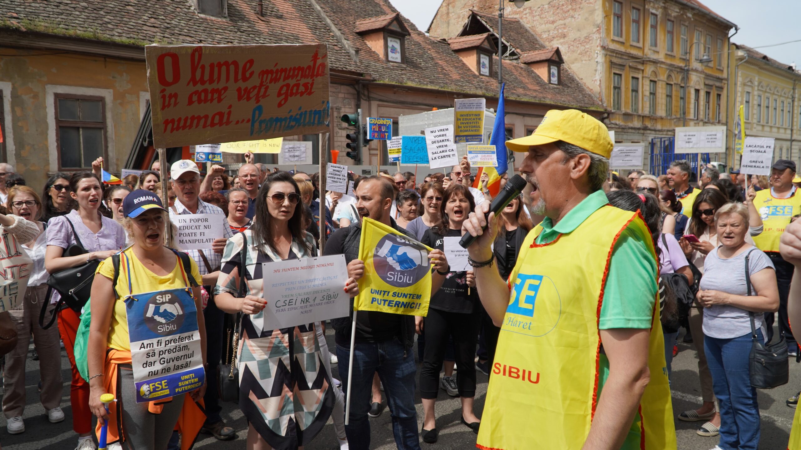 UPDATE FOTO: Peste 1.000 de profesori protestează în Piața Mare - „Copiii sunt cei care vor plăti”