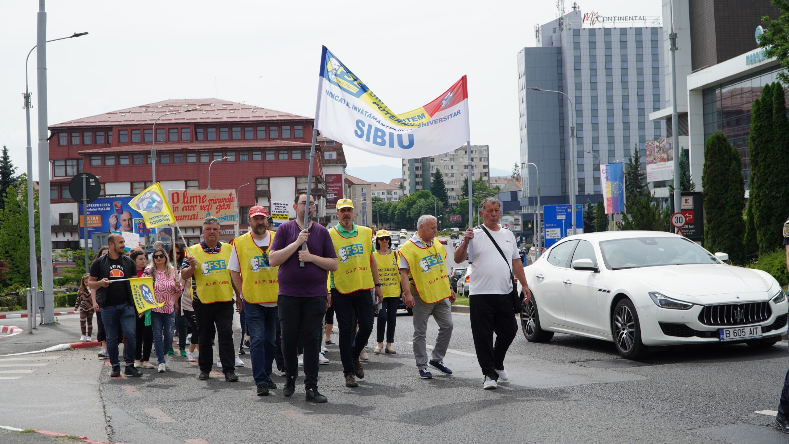 update foto: peste 1.000 de profesori protestează în piața mare - „copiii sunt cei care vor plăti”