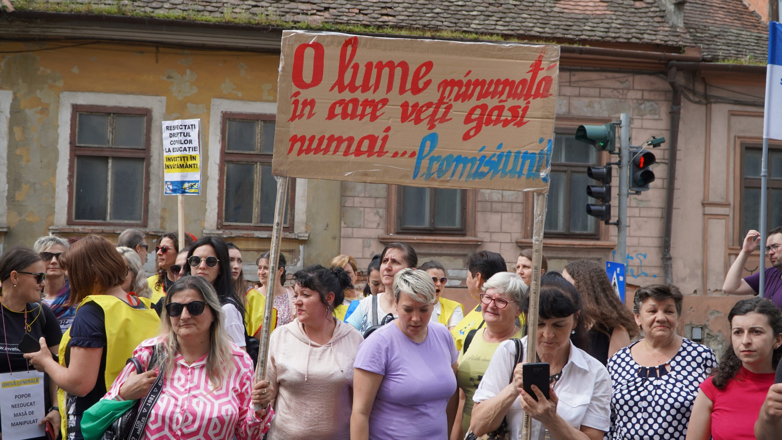 update foto: peste 1.000 de profesori protestează în piața mare - „copiii sunt cei care vor plăti”