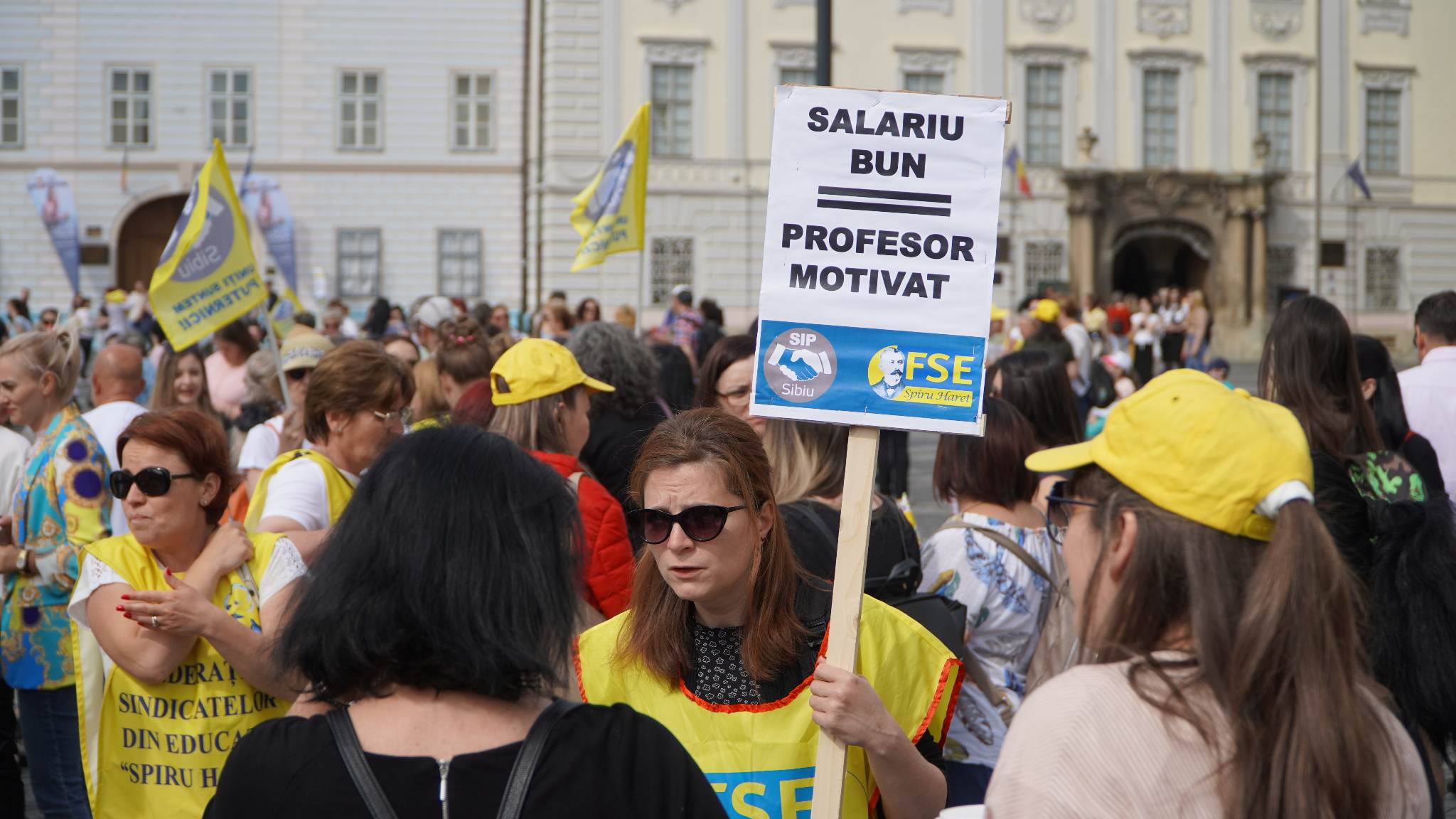 UPDATE FOTO: Peste 1.000 de profesori protestează în Piața Mare - „Copiii sunt cei care vor plăti”