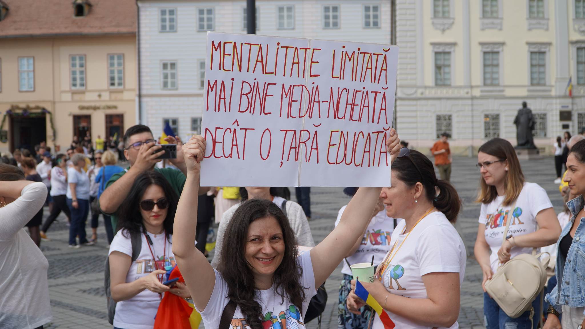 UPDATE FOTO: Peste 1.000 de profesori protestează în Piața Mare - „Copiii sunt cei care vor plăti”