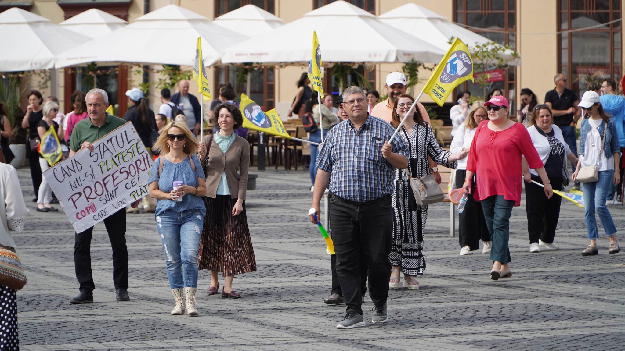 UPDATE FOTO: Peste 1.000 de profesori protestează în Piața Mare - „Copiii sunt cei care vor plăti”