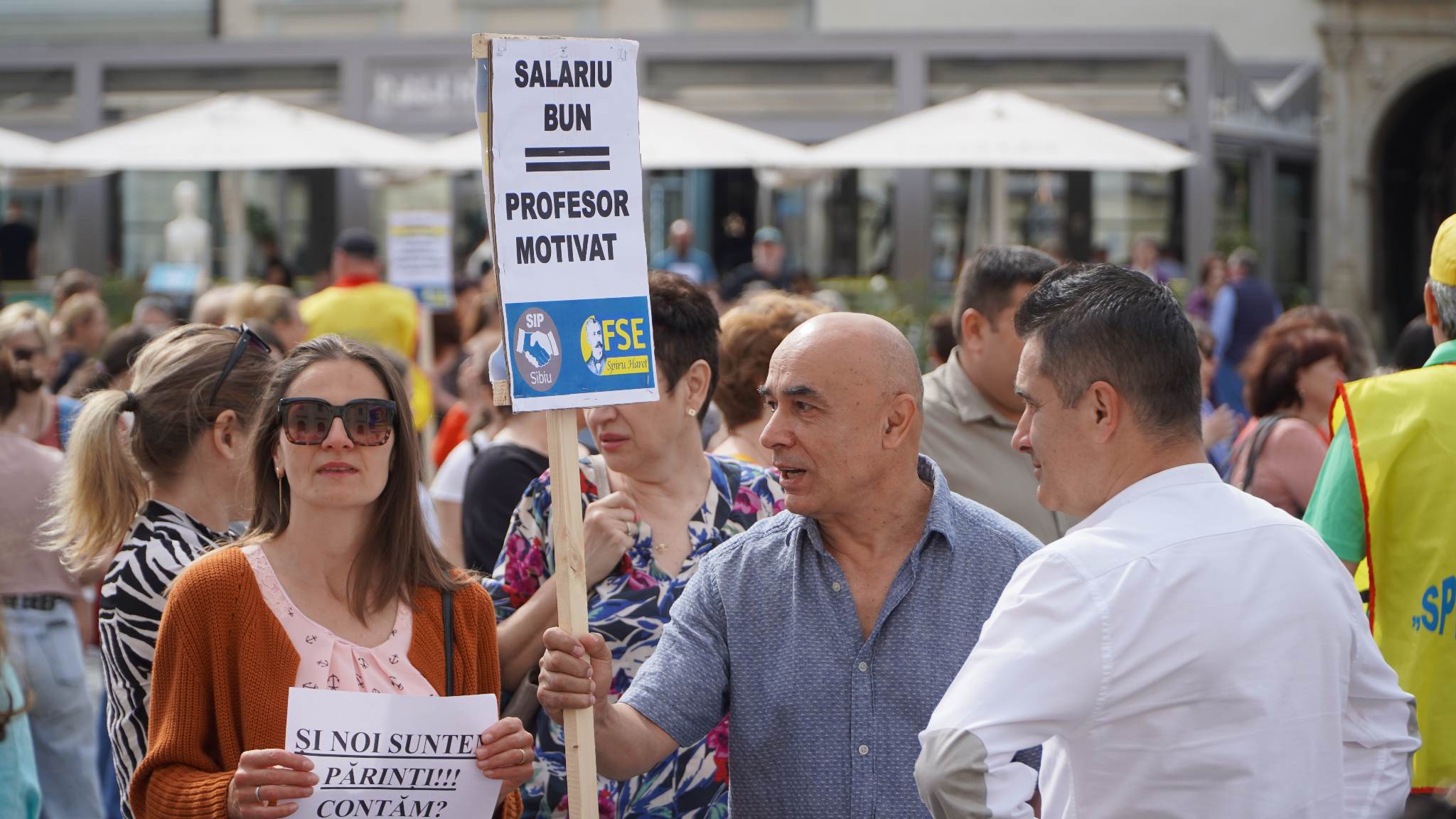 update foto: peste 1.000 de profesori protestează în piața mare - „copiii sunt cei care vor plăti”