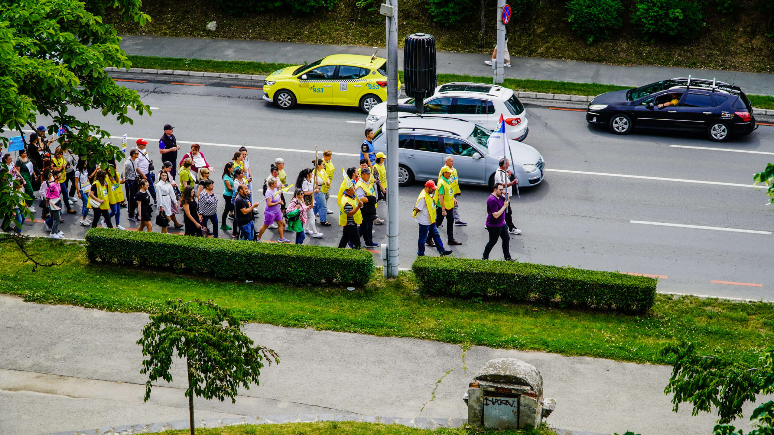 video marș cu mii de cadre didactice la sibiu - candele aprinse pentru educație și strigăte în cor - „am fost păcăliți și mințiți de fiecare dată”