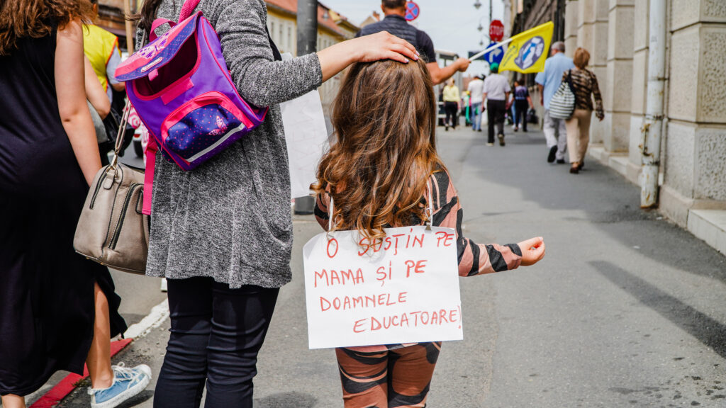 video marș cu mii de cadre didactice la sibiu - candele aprinse pentru educație și strigăte în cor - „am fost păcăliți și mințiți de fiecare dată”