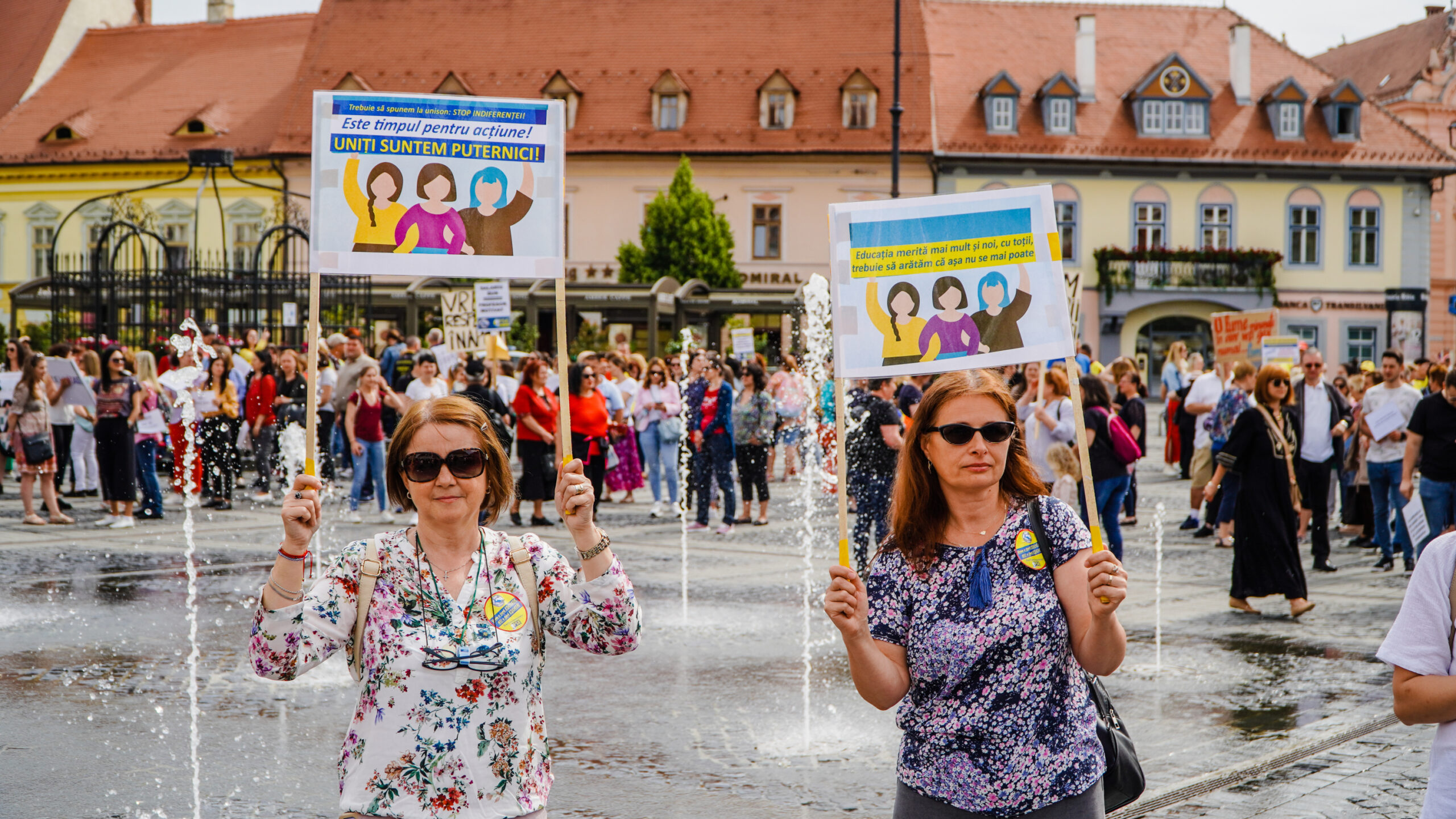 video marș cu mii de cadre didactice la sibiu - candele aprinse pentru educație și strigăte în cor - „am fost păcăliți și mințiți de fiecare dată”