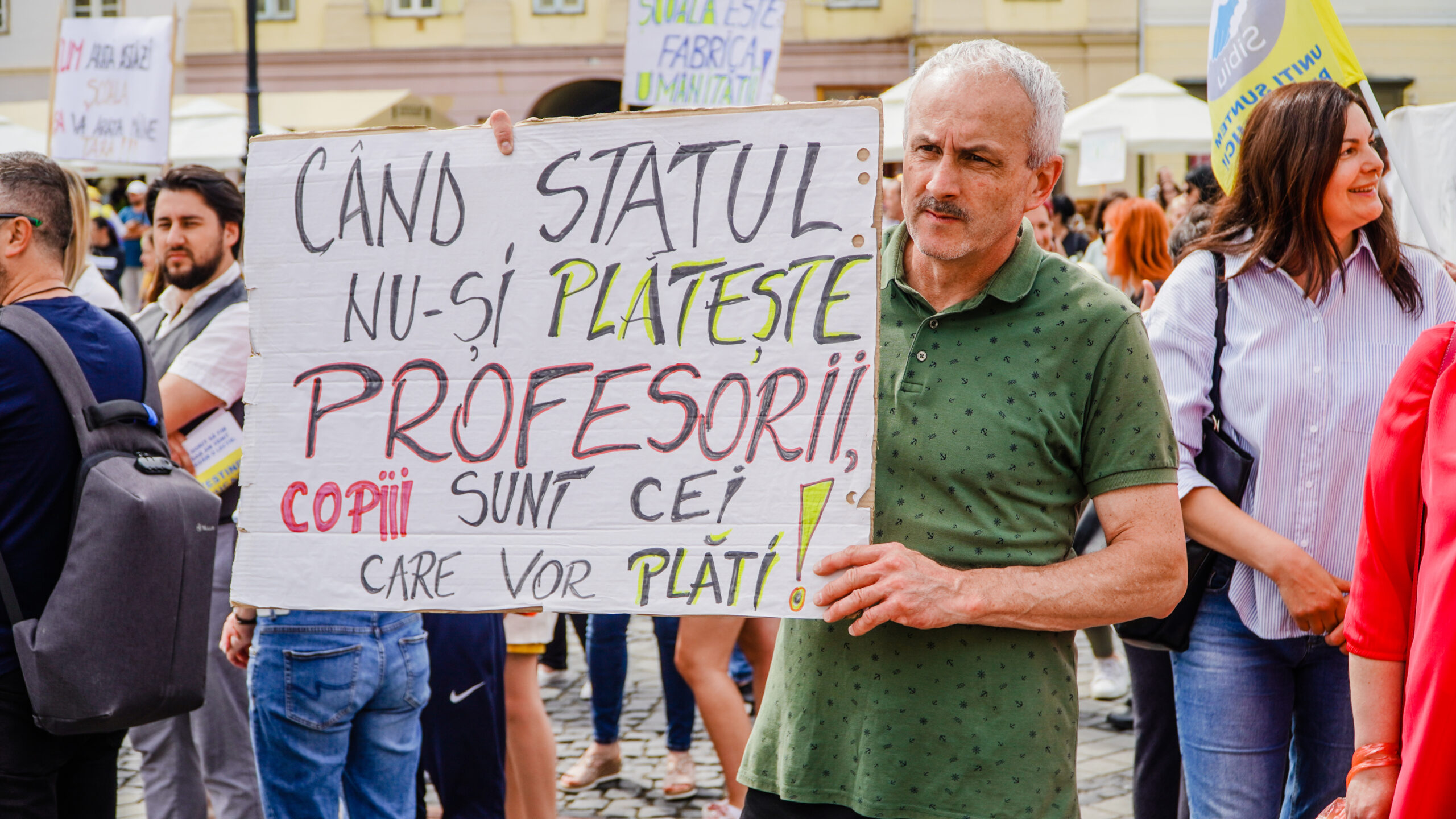 video marș cu mii de cadre didactice la sibiu - candele aprinse pentru educație și strigăte în cor - „am fost păcăliți și mințiți de fiecare dată”