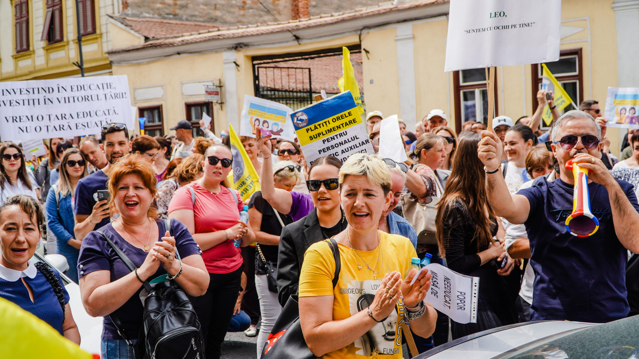 video marș cu mii de cadre didactice la sibiu - candele aprinse pentru educație și strigăte în cor - „am fost păcăliți și mințiți de fiecare dată”