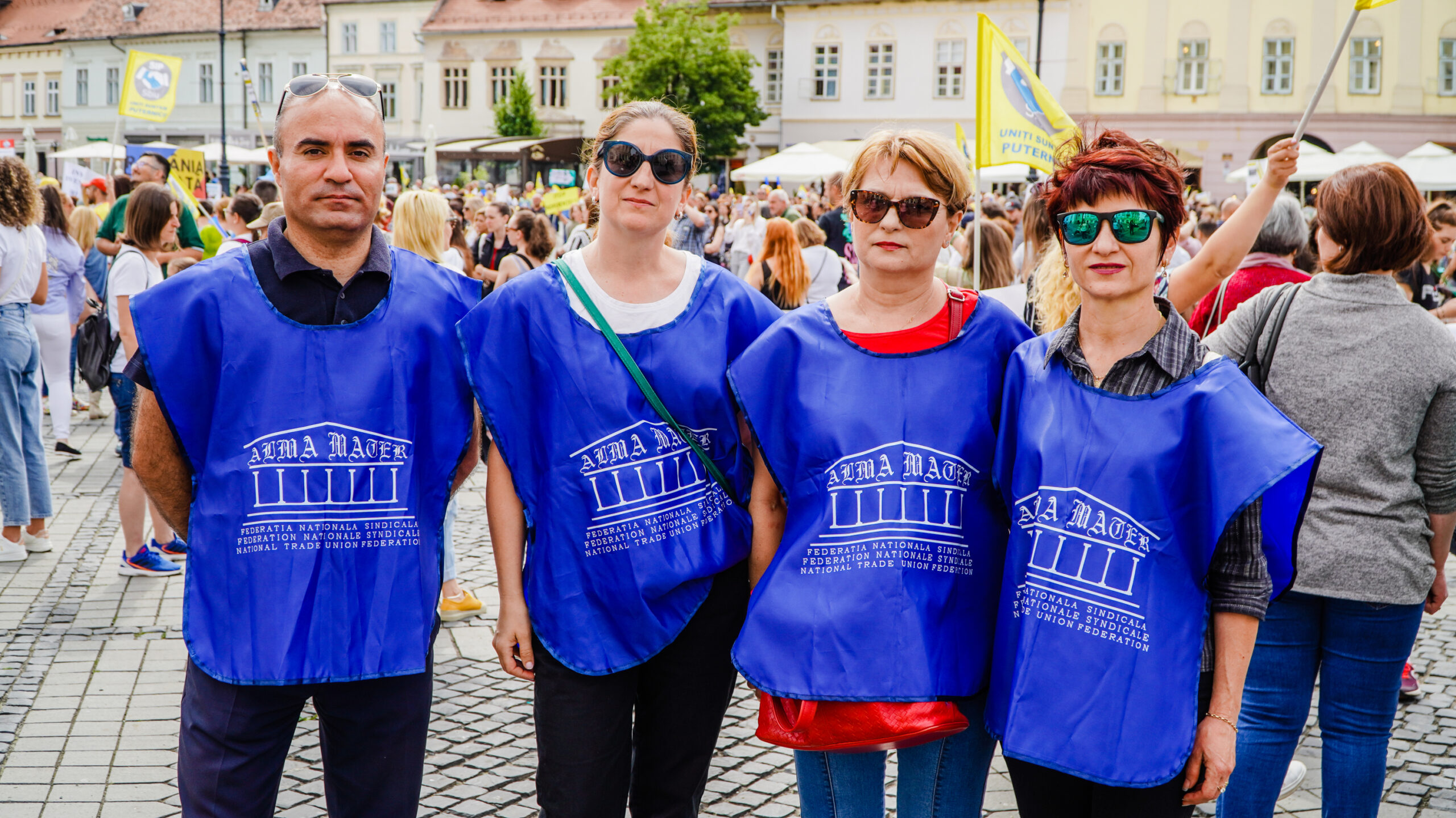 video marș cu mii de cadre didactice la sibiu - candele aprinse pentru educație și strigăte în cor - „am fost păcăliți și mințiți de fiecare dată”