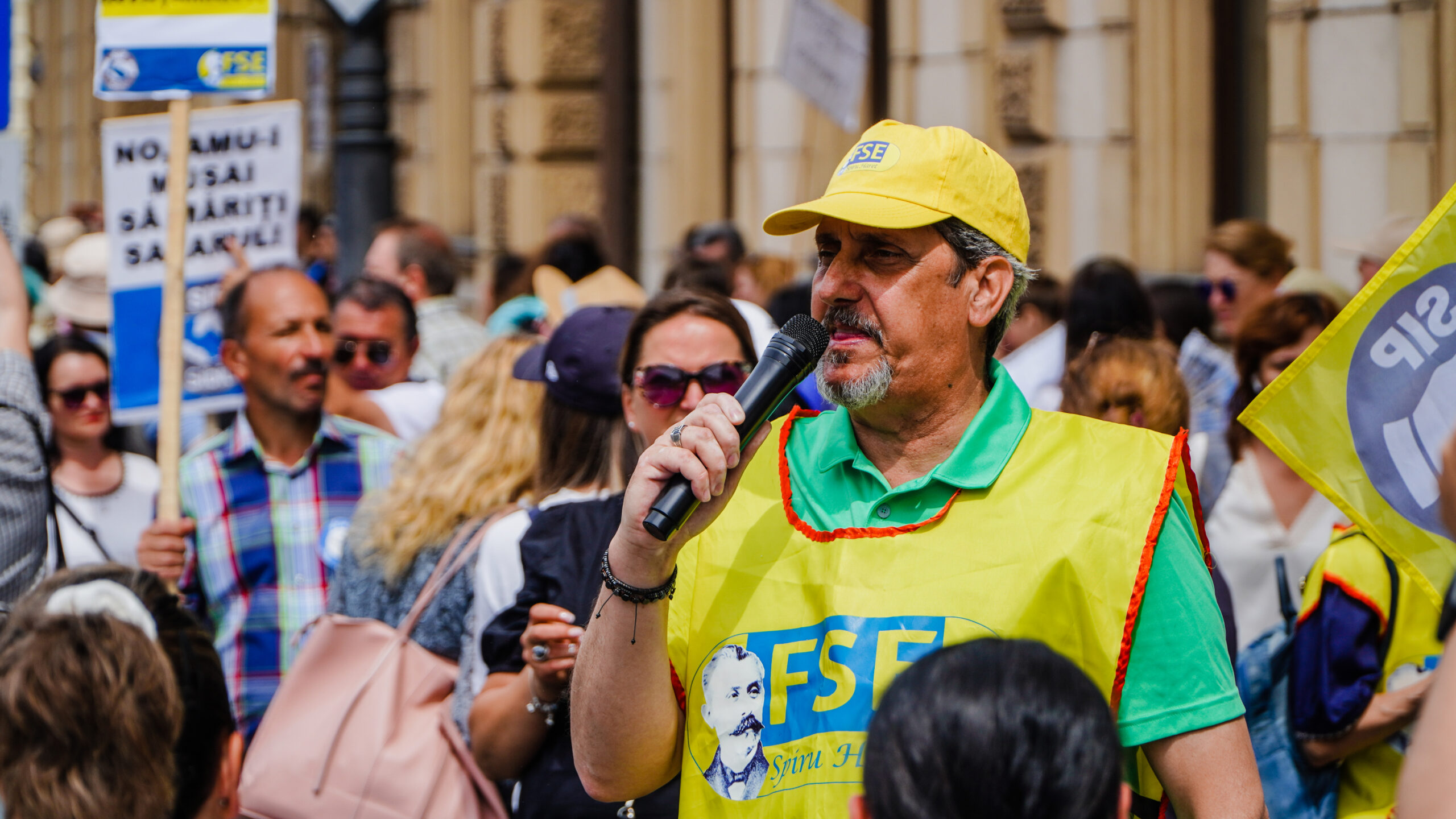 video marș cu mii de cadre didactice la sibiu - candele aprinse pentru educație și strigăte în cor - „am fost păcăliți și mințiți de fiecare dată”