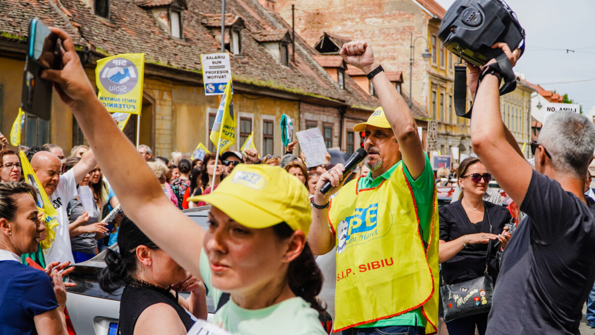 Dascălii din Sibiu se pregătesc să iasă în stradă. Protest împotriva ordonanței “Trenuleț”