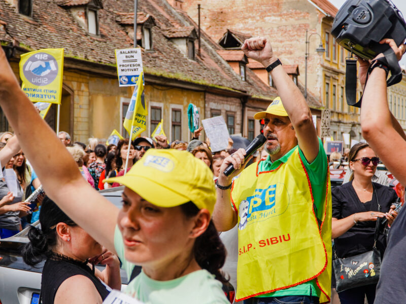 Dascălii din Sibiu se pregătesc să iasă în stradă. Protest împotriva ordonanței “Trenuleț”