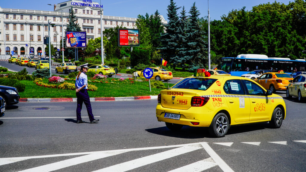 VIDEO FOTO Sibiul paralizat de protestul taximetriștilor. Cer interzicerea BOLT și Uber în oraș – ”Ne-au scăzut comenzile cu 80 la sută!”