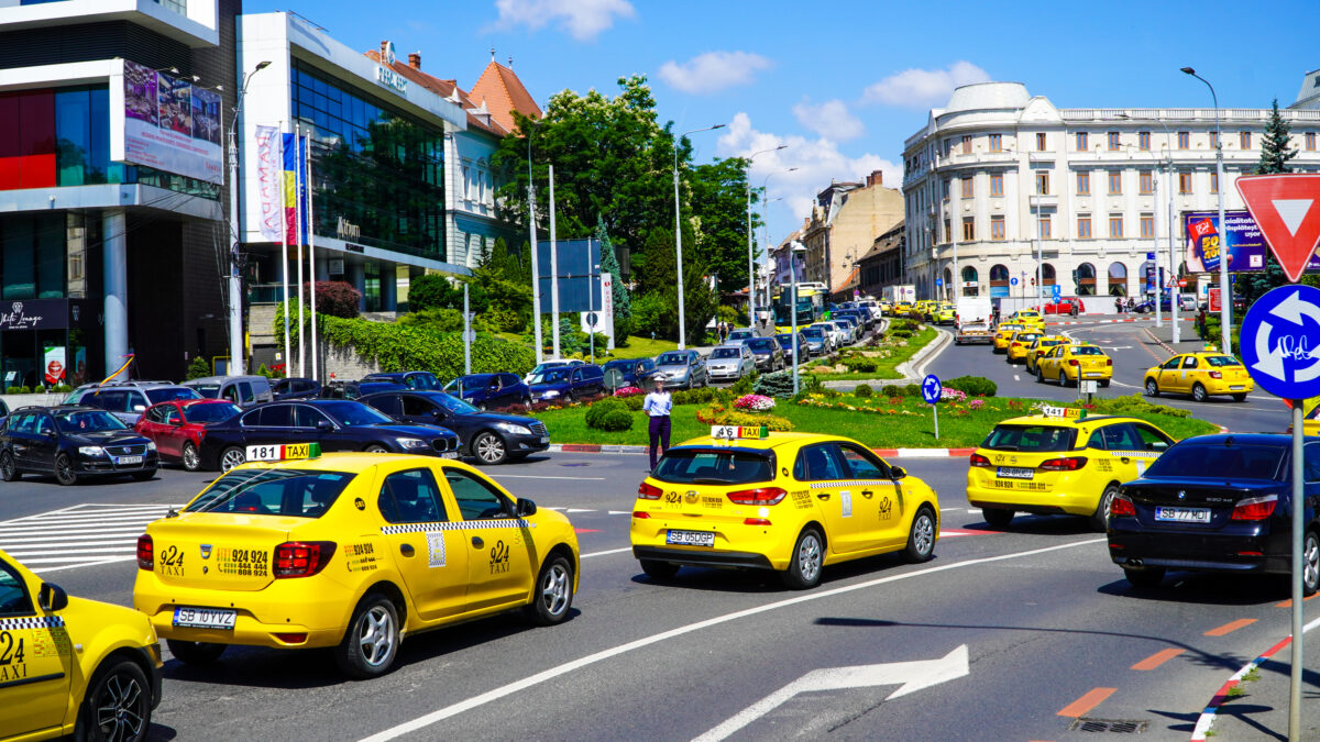 VIDEO FOTO Sibiul paralizat de protestul taximetriștilor. Cer interzicerea BOLT și Uber în oraș – ”Ne-au scăzut comenzile cu 80 la sută!”