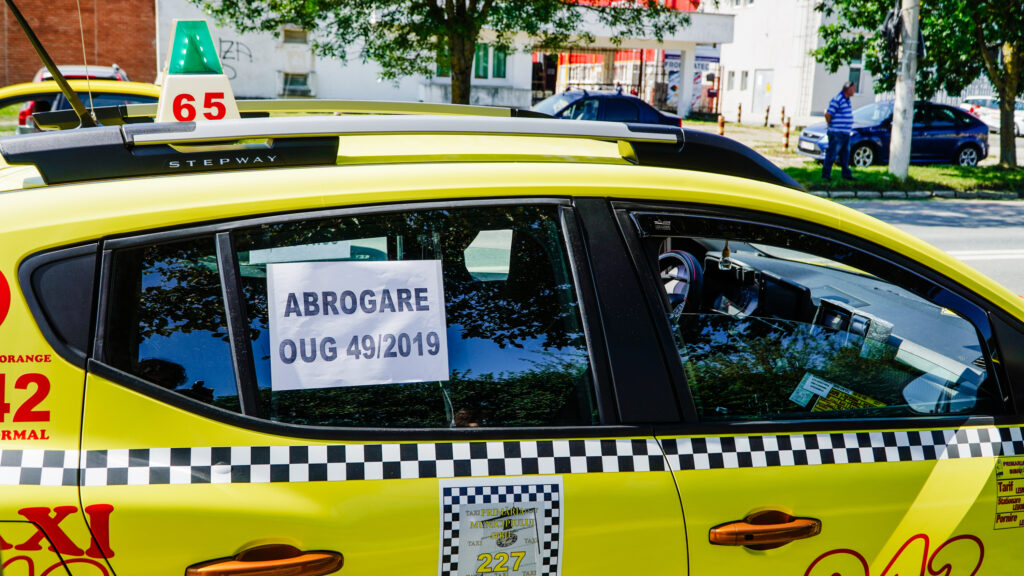 VIDEO FOTO Sibiul paralizat de protestul taximetriștilor. Cer interzicerea BOLT și Uber în oraș – ”Ne-au scăzut comenzile cu 80 la sută!”