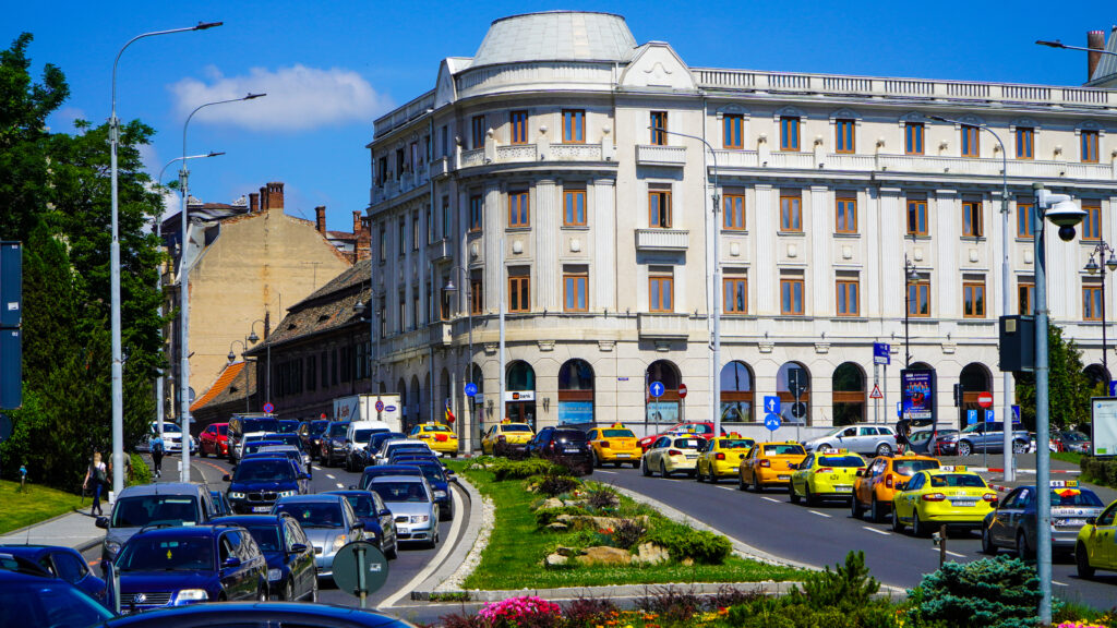 VIDEO FOTO Sibiul paralizat de protestul taximetriștilor. Cer interzicerea BOLT și Uber în oraș – ”Ne-au scăzut comenzile cu 80 la sută!”