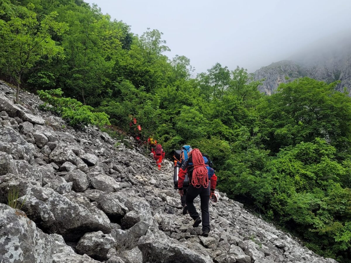 turiste salvate din muntii făgăraș - două femei, blocate pe marginea unei prăpastii