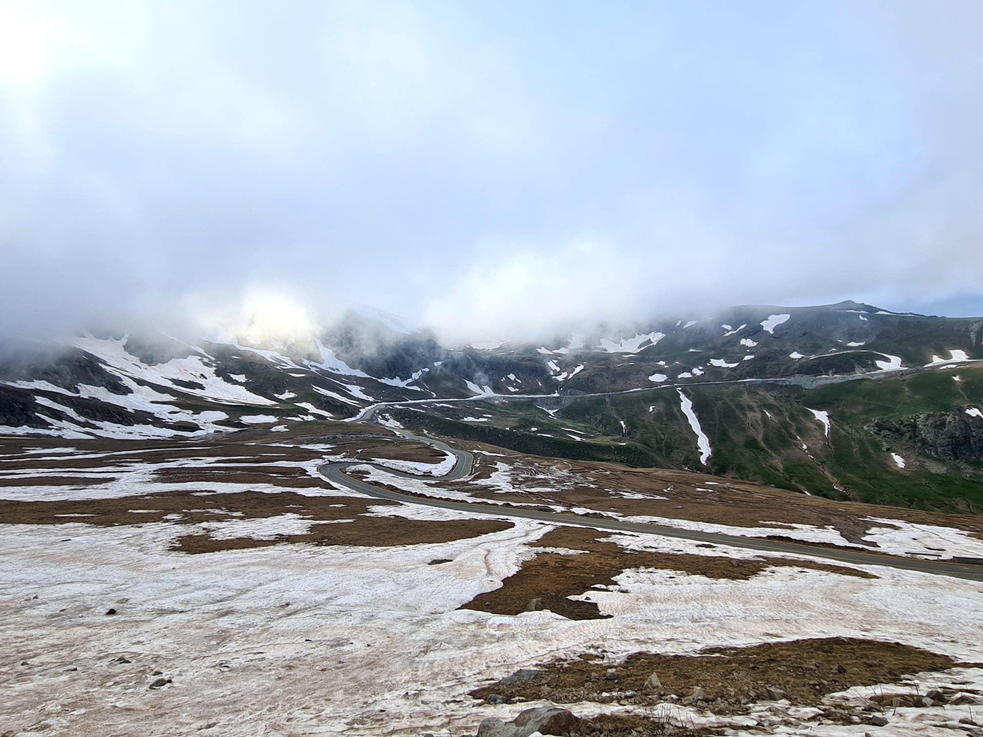 Se redeschide Transalpina - Când se va putea circula pe cel mai înalt drum din România