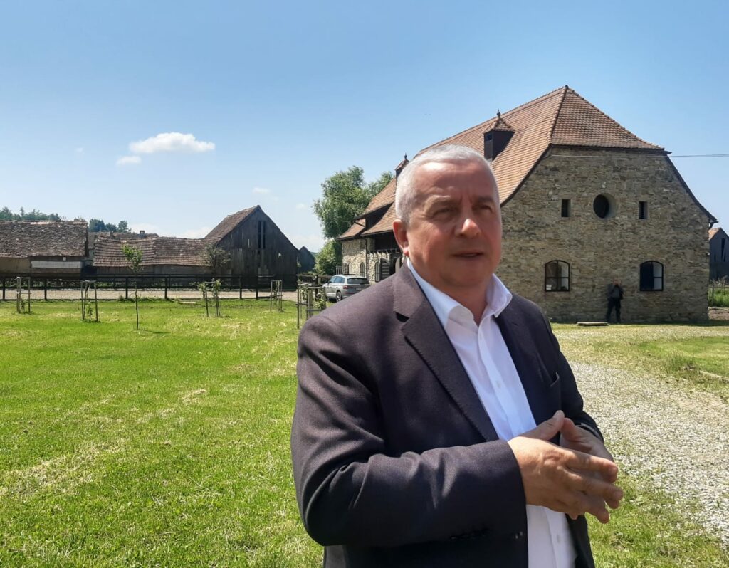 deputați din comisia pentru agricultură a parlamentului european în vizită la fermele din sibiu - europarlamentarul daniel buda: „ce am găsit aici îmi dă speranța și curaj”