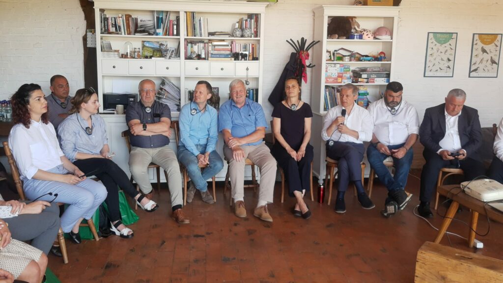 deputați din comisia pentru agricultură a parlamentului european în vizită la fermele din sibiu - europarlamentarul daniel buda: „ce am găsit aici îmi dă speranța și curaj”